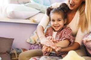 Szczęśliwa mama z dzieckiem. Kiedy powiedzieć dziecku prawdę o adopcji
