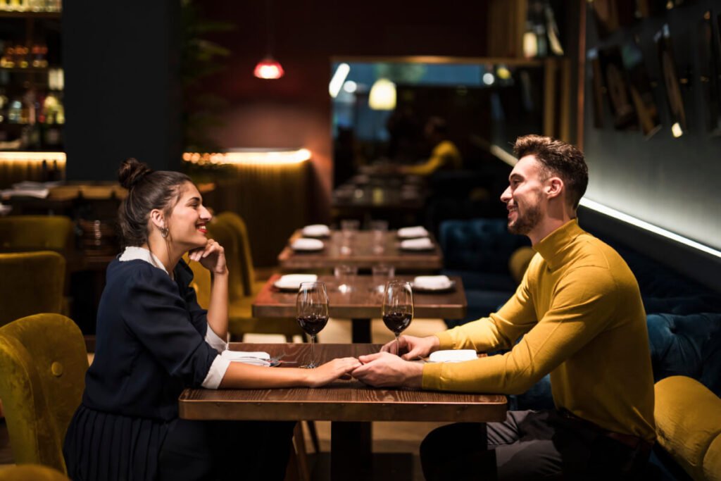 Randka w restauracji. Kiedy zacząć nowy związek po śmierci bliskiej osoby