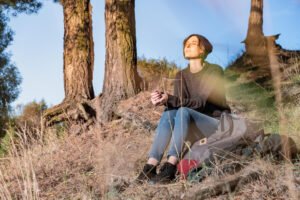 Kobieta-w-lesie.Mindfulness. Moda czy może wartość dla każdego z nas