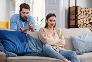 Zdenerwowany mężczyzna, wytyka coś kobiecie.Skazani na siebie - czy ciągłe przebywanie razem wpływa na związek