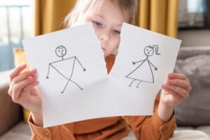 Dziecko z rozdartym obrazkiem rodziców. Jak uchronić dziecko przed skutkami rozwodu