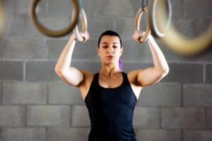 Gimnastyczka koncentruje się przed ćwiczeniami. Przygotowanie mentalne w sporcie - czy jest niezbędne