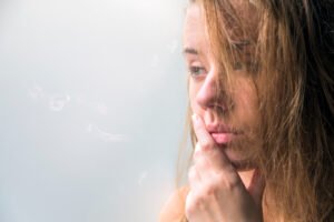 Zamyślona i smutna kobieta. Jak odróżnić depresję od przygnębienia