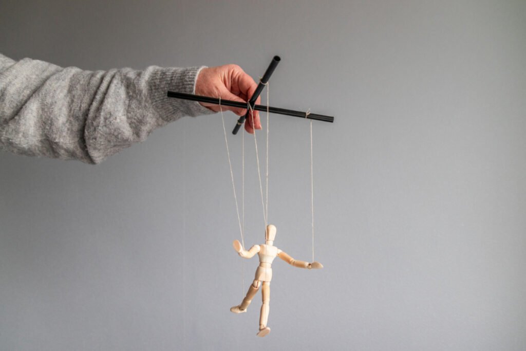 Mężczyzna z marionetką. Czy wiesz, jak bronić się przed manipulacją w związku?