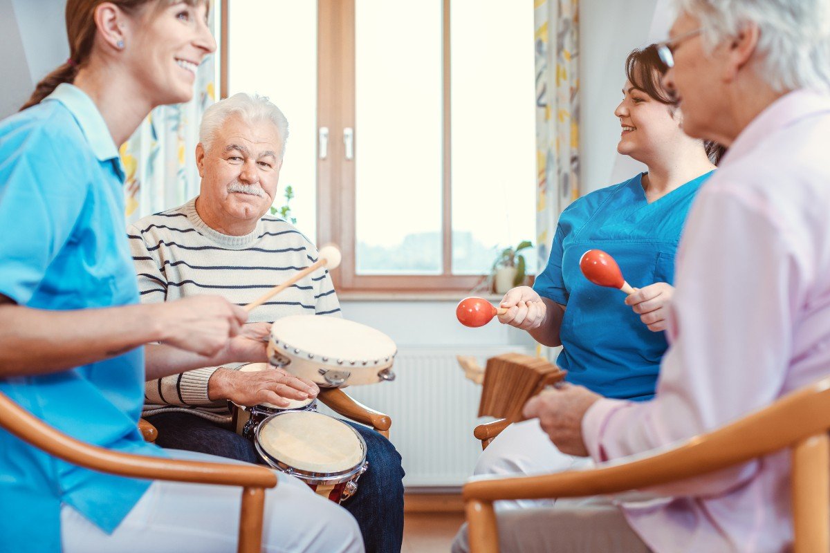 Muzykoterapia seniorów - Muzykoterapia i arteterapia - znaczenie dla zdrowia psychicznego