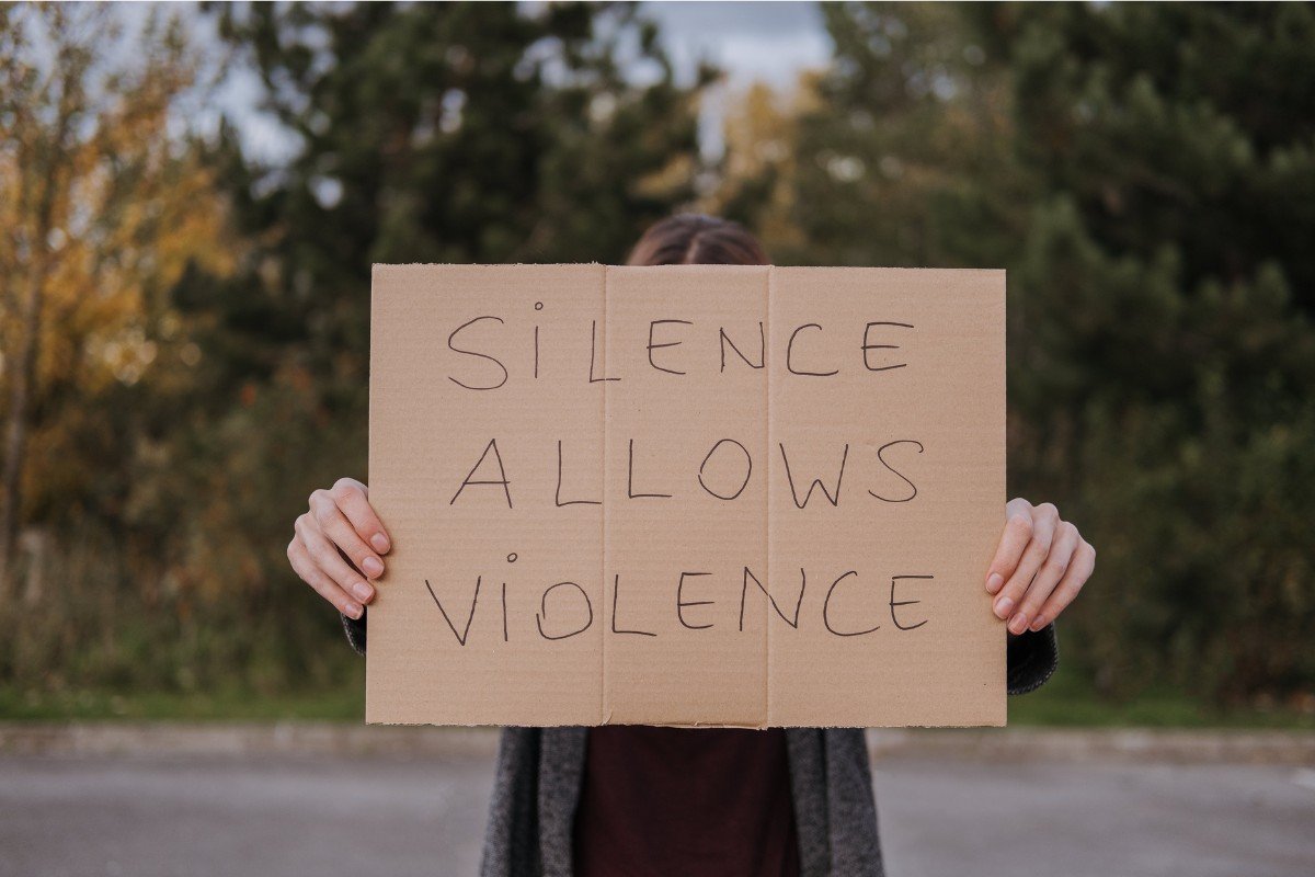 Baner Silence Allows Violence - przemoc domowa