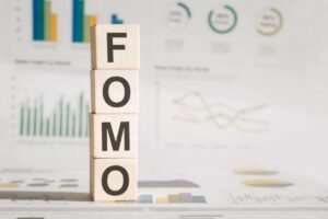 Czym jest FOMO, napisz ułożony z klocków