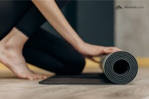 Kobieta rozkładająca matę do jogi - trening Jacobsona