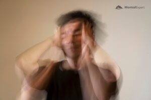 Mężczyzna trzymający się za głowę - czym jest psychoza