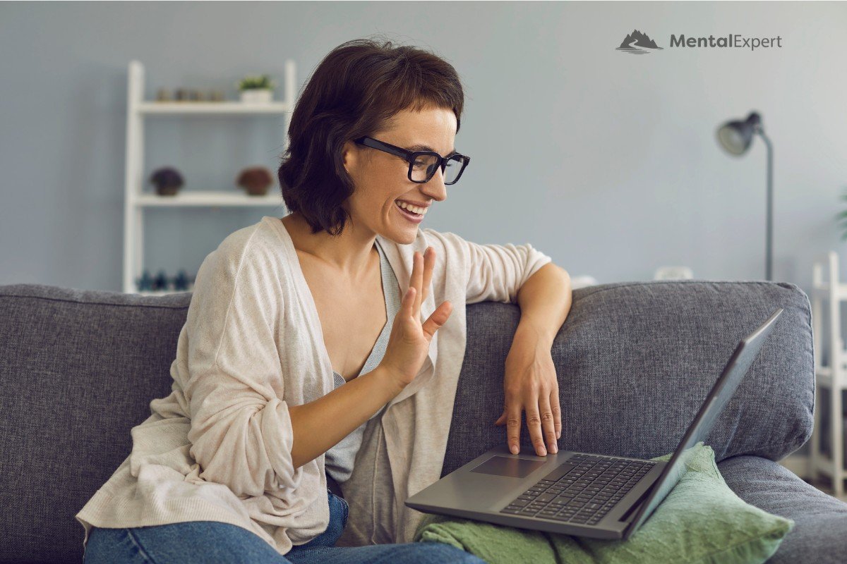 Psychoterapia online - terapeuta witający się z pacjentem