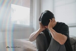 Lęk uogólniony - smutny mężczyzna siedzący na łóżku