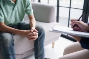 Męska psychika - mężczyzna siedzący na sofie podczas terapii