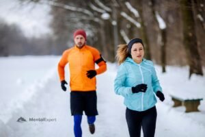 Trening po przerwie - kobieta i mężczyzna podczas w biegu