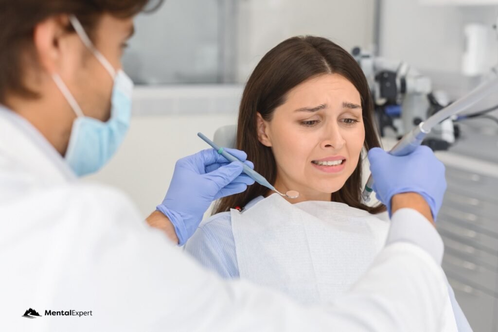 Wystraszona kobieta na fotelu stomatologicznym. Lęk przed dentystą – jak pokonać dentofobię