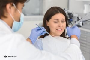 Wystraszona kobieta na fotelu stomatologicznym. Lęk przed dentystą – jak pokonać dentofobię
