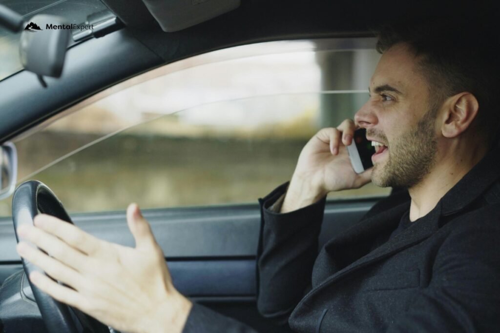 Wściekły mężczyzna rozmawia przez telefon w samochodzie. Depresja u mężczyzn – gdy gniew maskuje smutek