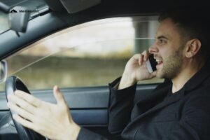 Wściekły mężczyzna rozmawia przez telefon w samochodzie. Depresja u mężczyzn – gdy gniew maskuje smutek