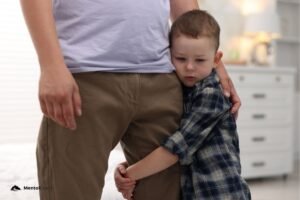 Bojący się chłopiec obejmuje nogę taty. Lęk u dziecka – jak rozpoznać dziecięcy niepokój