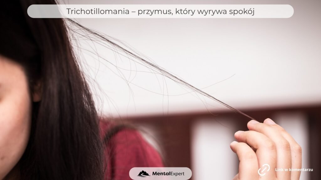 Kobieta trzyma w palcach kosmyk włosów. trichotillomania wyrywanie włosów leczenie