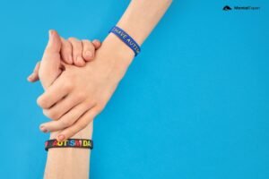 Uchwyt dwóch rąk z opaskami Autism Day. Diagnostyka spektrum autyzmu dorośli