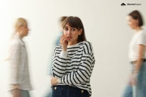 Wystraszona kobieta. fobia społeczna objawy dorośli