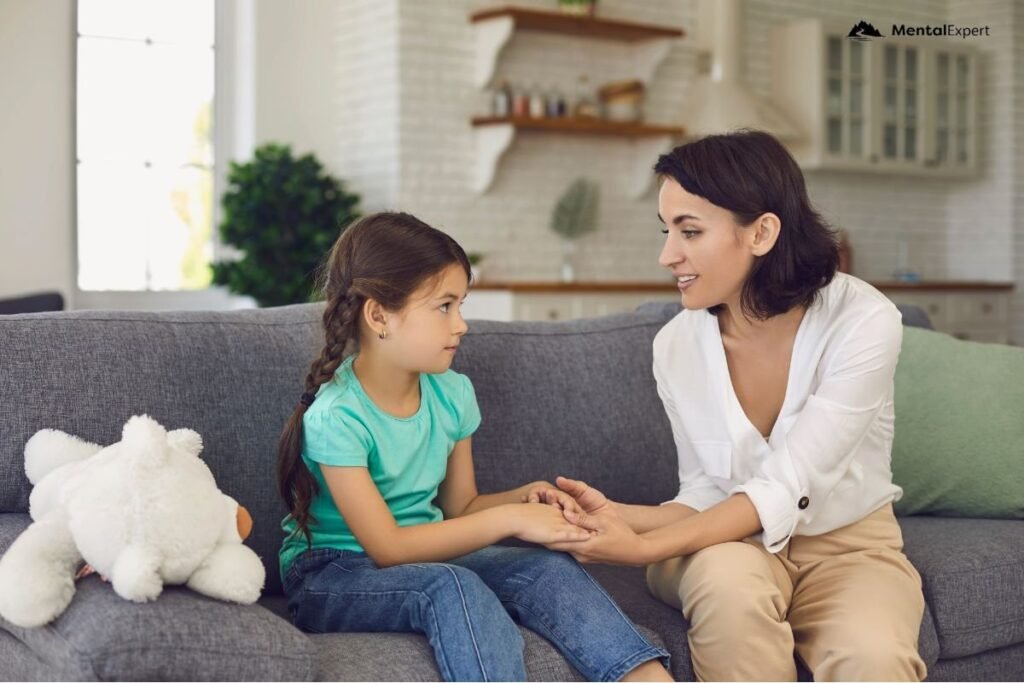 Mama z córką na kanapie. Psychologia kłamstwa u dzieci